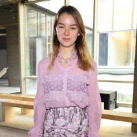 Untuk gaya busana, Princess Alexandra sering tampil dengan busana-busana berpotongan feminim yang klasik sekaligus chic. Penampilannya memperlihatkan bagaimana seorang putri kerajaan modern seharusnya berdandan. Ini gayanya ketika menghadiri fashion show Giambattista Valli. Foto: Getty Images