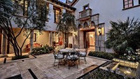 Pemeran Rambo ini membeli rumah bergaya Mediterania dan Tuscan ini pada 2010. Rumah ini pun memiliki ruang interior sebesar 4.889 kaki atau 454 meter persegi. Rumah dua lantai ini juga difasilitasi empat kamar tidur dan lima kamar mandi. Detail desain rumah didominasi dekorasi pintu kayu.