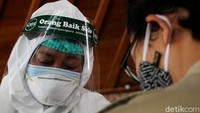 Para petugas yang akan melakukan rapid test juga mengenakan alat pelindung diri, mulai dari pakaian khusus, masker, hingga face shield atau pelindung wajah saat bertugas.