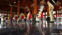 Sejumlah Aparatur Sipil Negara (ASN) Pemkot Solo mengantre untuk mengikuti rapid test di Pendapa Ageng Balaikota Surakarta, Jawa Tengah, Senin (13/7/2020).