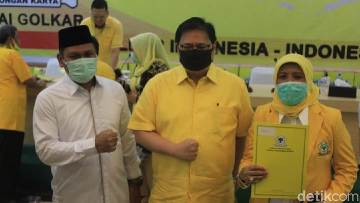 Ratu Ati Marliati-Sokhidin resmi mendapat surat rekomendasi dari Partai Golkar di Pilwalkot Cilegon 2020 (M Iqbal/detikcom).