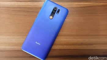 Hadir dalam tiga varian warna. Ada Carbon Gray, Ocean Green dan Sunset Purple yang diunboxing kali ini. Foto: Arssy Firliani/detikINET