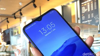 Bagian atasnya terdapat notch tempat kamera selfie 8 MP berada. Foto: Arssy Firliani/detikINET