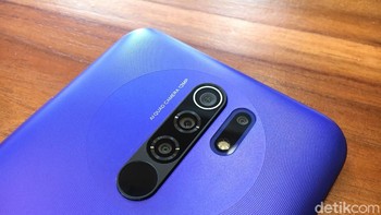 Bagian belakang terdapat kamera dengan ukuran 13 MP + 8 MP ultrawide + makro 5 MP + depth 2 MP. Di bagian bawah kamera terdapat sensor sidik jari. Foto: Arssy Firliani/detikINET
