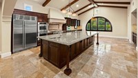 Dekorasi dapur gourmet atau dekorasi dapur dengan fasilitas peralatan yang berkualitas dan dilengkapi hiasan konter batu. Tak lupa dengan fasilitas ruang makannya.