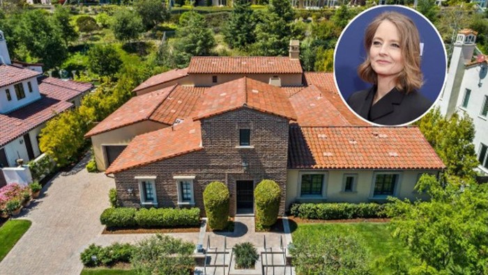 Rumah Jodie Foster Laku Dijual Rp 41 M, Begini Jeroannya Aktris peraih Oscar Jodie Foster telah menjual rumahnya di Calabasas, California, dengan harga US$ 2,85 juta setara Rp 41 miliar (kurs Rp 14.400). Rumah bergaya Revival Spanyol dijual sejak 28 April lalu dan telah laku hanya dalam waktu dua hari.