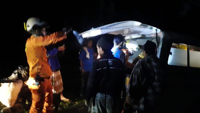 SAR Evakuasi 6 Petugas PDAM Jatuh ke Jurang