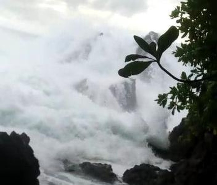 Screenshot video kakak adik dihantam ombak di Nias Selatan