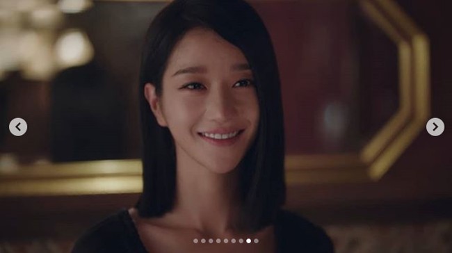 Pada episode tujuh Its Okay To Not Be Okay Go Moon Young yang diperankan Seo Ye Ji tersenyum bahagia melihat rambut barunya yang pendek sebahu.Foto: Dok. tvN