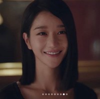 Pada episode tujuh Its Okay To Not Be Okay Go Moon Young yang diperankan Seo Ye Ji tersenyum bahagia melihat rambut barunya yang pendek sebahu.Foto: Dok. tvN