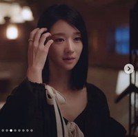 Sebelumnya Go Moon Young tak pernah berani memiliki rambut pendek karena ibunya yang kerap berperilaku kasar padanya mengancamnya untuk tak pernah memotong rambutnya. Keberadaan ibu Go Moon Young sendiri misterius, setelah dikabarkan meninggal dunia. Foto: Dok. tvN