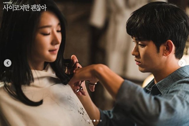Episode tujuh drama Korea Its Okay To Not Be Okay juga memperlihatkan adegan emosional saat Go Moon Young akhirnya berani memotong rambut panjangnya setelah selama ini dihantui ancaman ibunya yang galak untuk tidak memangkas rambutnya itu. Dan Moon Kang Tae membantu Go Moon Young memotong rambut panjangnya hingga pendek sebahu. Foto: Dok. tvN