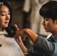 Episode tujuh drama Korea Its Okay To Not Be Okay juga memperlihatkan adegan emosional saat Go Moon Young akhirnya berani memotong rambut panjangnya setelah selama ini dihantui ancaman ibunya yang galak untuk tidak memangkas rambutnya itu. Dan Moon Kang Tae membantu Go Moon Young memotong rambut panjangnya hingga pendek sebahu. Foto: Dok. tvN