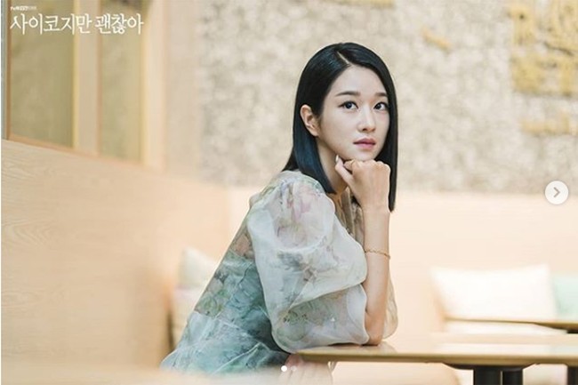Dan inilah penampilan Seo Ye Ji di episode delapan Its Okay To Not Be Okay dengan rambut barunya yang pendek. Pada episode delapan Its Okay To Not Be Okay dikisahkan Go Moon Young bertemu dengan seorang CEO tampan yang ingin meminta tanda tangan darinya. Dan pemeran CEO tersebut adalah aktor Choi Daniel yang hadir sebagai cameo di Its Okay To Not Be Okay. Foto: Dok. tvN
