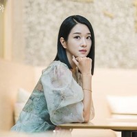 Dan inilah penampilan Seo Ye Ji di episode delapan Its Okay To Not Be Okay dengan rambut barunya yang pendek. Pada episode delapan Its Okay To Not Be Okay dikisahkan Go Moon Young bertemu dengan seorang CEO tampan yang ingin meminta tanda tangan darinya. Dan pemeran CEO tersebut adalah aktor Choi Daniel yang hadir sebagai cameo di Its Okay To Not Be Okay. Foto: Dok. tvN