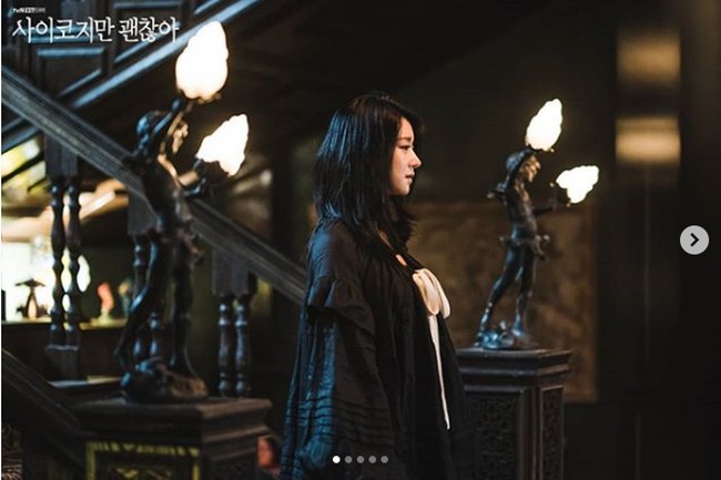 Go Moon Young (pemain Seo Ye Ji) memutuskan memotong rambutnya di episode tujuh Its Okay To Not Be Okay yang tayang di tvN dan Netflix, Sabtu (11/7/2020). Dia ingin melepaskan diri dari bayang-bayang sang ibu yang selama ini menghantui hidupnya. Foto: Dok. tvN