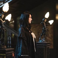 Go Moon Young (pemain Seo Ye Ji) memutuskan memotong rambutnya di episode tujuh Its Okay To Not Be Okay yang tayang di tvN dan Netflix, Sabtu (11/7/2020). Dia ingin melepaskan diri dari bayang-bayang sang ibu yang selama ini menghantui hidupnya. Foto: Dok. tvN