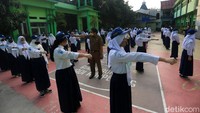 Pemkot Bekasi telah mengizinkan kegiatan belajar-mengajar (KBM) tatap muka dilakukan di sekolah selama tahun ajaran 2020-2021 dengan syarat sekolah mengajukan permohonan terlebih dahulu.