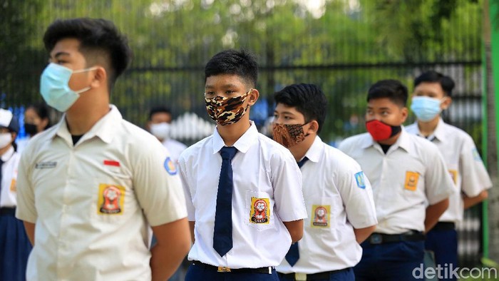 Tahun Ajaran Baru 2020/2021 dimulai hari ini. Siswa-siswi di SMA Negeri 2 Kota Bekasi, Jawa Barat pun mengikuti apel Masa Pengenalan Lingkungan Sekolah (MPLS) Tahun Ajaran 2020/2021.