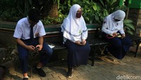 Tidak hanya saat apel, para siswa juga wajib menjaga jarak saat duduk-duduk di area sekolah.
