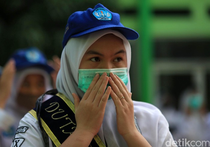 Tahun Ajaran Baru 2020/2021 dimulai hari ini. Siswa-siswi di SMA Negeri 2 Kota Bekasi, Jawa Barat pun mengikuti apel Masa Pengenalan Lingkungan Sekolah (MPLS) Tahun Ajaran 2020/2021.