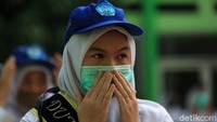 Para siswa juga harus memakai masker.