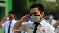 Para siswa memberikan penghormatan dalam apel tersebut.