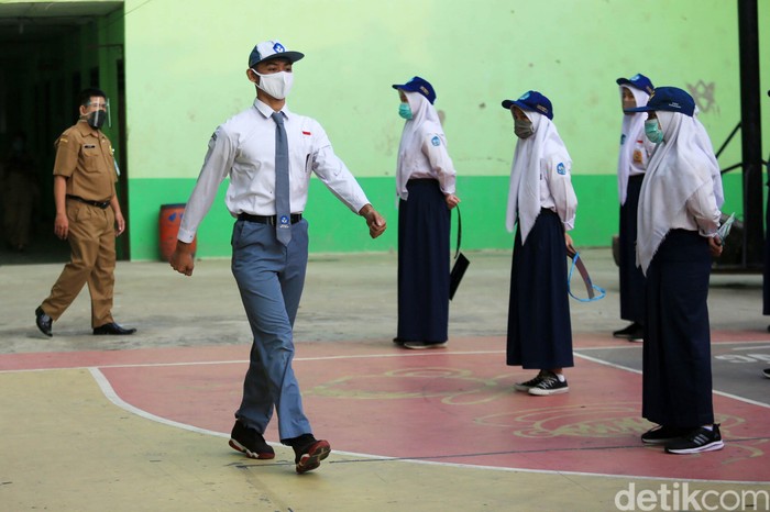 Tahun Ajaran Baru 2020/2021 dimulai hari ini. Siswa-siswi di SMA Negeri 2 Kota Bekasi, Jawa Barat pun mengikuti apel Masa Pengenalan Lingkungan Sekolah (MPLS) Tahun Ajaran 2020/2021.