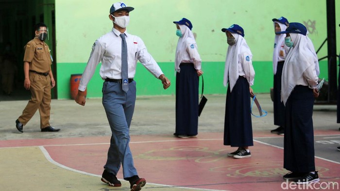 Tahun Ajaran Baru 2020/2021 dimulai hari ini. Siswa-siswi di SMA Negeri 2 Kota Bekasi, Jawa Barat pun mengikuti apel Masa Pengenalan Lingkungan Sekolah (MPLS) Tahun Ajaran 2020/2021.