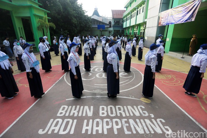 Tahun Ajaran Baru 2020/2021 dimulai hari ini. Siswa-siswi di SMA Negeri 2 Kota Bekasi, Jawa Barat pun mengikuti apel Masa Pengenalan Lingkungan Sekolah (MPLS) Tahun Ajaran 2020/2021.