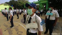 Pihak sekolah menerapkan physical distancing dalam apel Masa Pengenalan Lingkungan Sekolah (MPLS) tahun ajaran 2020/2021. Jadi para siswa harus menjaga jarak dalam apel tersebut.