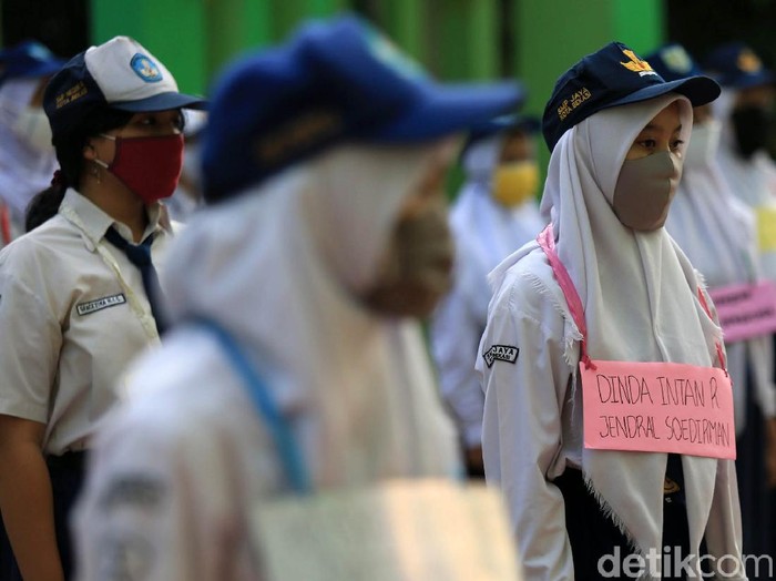 Tahun Ajaran Baru 2020/2021 dimulai hari ini. Siswa-siswi di SMA Negeri 2 Kota Bekasi, Jawa Barat pun mengikuti apel Masa Pengenalan Lingkungan Sekolah (MPLS) Tahun Ajaran 2020/2021.