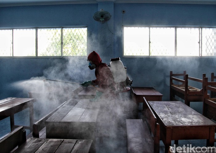 Petugas Pemadam Kebakaran Sektor 2 Koja melakukan penyemprotan di SMKN 1, Lagoa, Jakarta Utara, Senin (13/7). Penyemprotan ini dilakukan untuk mempersiapkan sekolah di Jakarta Utara bebas COVID-19 jika nantinya kembali belajar tatap muka di lingkungan sekolah.