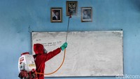 Seluruh kelas di SMKN 1 disterilkan dengan disinfektan.