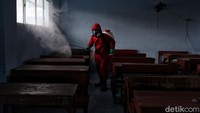 Penyemprotan ini juga untuk mempersiapkan sekolah di Jakarta Utara bebas COVID-19 jika nantinya kembali belajar tatap muka di lingkungan sekolah. 