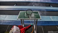 Keranjang basket pun tak luput dari penyemprotan.