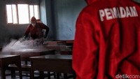 Seperti diketahui, tahun ajaran baru 2020/2021 telah dimulai hari ini. Meski demikian, Pemerintah Provinsi (Pemprov) DKI Jakarta belum akan mengizinkan kegiatan belajar mengajar (KBM) digelar secara tatap muka di sekolah.