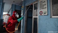 Petugas pemadam kebakaran sektor 2 Koja melakukan penyemprotan di SMKN 1, Lagoa, Jakarta Utara, Senin (13/7/2020).
