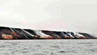 Smoking Hills alias Tebing Berasap, begitulah warga setempat menyebut destinasi ini. Asap berwarna putih selalu memenuhi tempat tersebut. Tak peduli siang, tak peduli malam. (Anegar Walk/CC BY-SA 4.0)