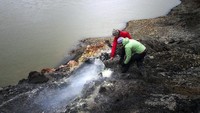 Fenomena alam ini sudah berlangsung selama ratusan tahun. Smoking Hills pertama kali ditemukan pada tahun 1800 oleh seorang penjelajah Irlandia bernama Robert McClure. (Jason van Bruggen/NWT Tourism)