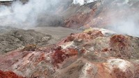 Menurut para peneliti, fenomena alam di Smoking Hills berasal dari aktivitas vulkanik. Di balik bebatuan tebing tersebut, terdapat kandungan senyawa sulfur yang sangat kaya. (Michael D. Turnbull/CC BY-SA 4.0)