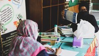 Hari ini, tahun ajaran sekolah 2019-2020 dimulai, para guru pun mulai membagikan buku pelajaran kepada orang tua murid.