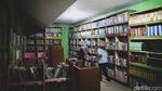 SMPN 153 Jakarta Bagi-bagi Buku Pelajaran di Masa MPLS