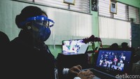Di Jakarta misalnya, pengenal lingkungan sekolah baru pun dilakukan secara virtual. Meski tak bertatap muka secara langsung, namun ribuan murid baru yang hari ini menjalani MPLS terlihat semangat. Menggunakan piranti seperti Smartphone mau pun Laptop, dengan seragam sekolah masing-masing para murid baru itu nampak antusias mengikuti setiap sesi MPLS.