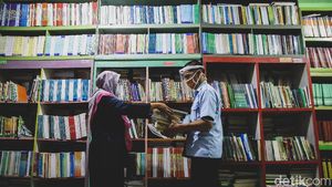 SMPN 153 Jakarta Bagi-bagi Buku Pelajaran di Masa MPLS
