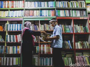SMPN 153 Jakarta Bagi-bagi Buku Pelajaran di Masa MPLS