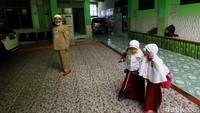 Anak- anak kelas I tersebut cukup senang walaupun hanya sebentar melihat dan mengenal sekolah mereka dengan waktu singkat. Pasalnya kegiatan belajar mengajar (KBM) di sekolah masih belum diselenggarakan di kawasan tersebut.
