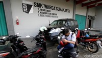 Pelajar kelas I SMK Warga juga tampak mendatangi sekolah untuk melihat dan mengenal sekolah barunya di hari pertama sekolah pada tahun ajaran baru. Kondisi kegiatan belajar mengajar yang belum diizinkan diselenggarakan secara tatap muka membuat pelajar tersebut hanya bisa melihat sekolah barunya hingga area parkiran.