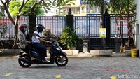 Ketua Pelaksana Gugus Tugas Percepatan Penanganan COVID-19 Solo Ahyani meminta masyarakat semakin waspada terhadap virus Corona. Dia menegaskan akan tetap melarang sekolah-sekolah melakukan kegiatan tatap muka. Selain itu, acara hajatan di rumah dilarang.