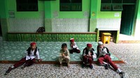 Sejumlah pelajar kelas 1 SD Islam Al Fattah melihat sekolah mereka yang baru di halaman Sekolah SD Islam Al Fattah, Manahan, Surakarta, Jawa Tengah, Senin (13/7/2020).